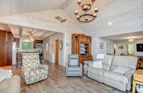 Bobcaygeon Cottage | Waterfront Beach House on Sturgeon Lake