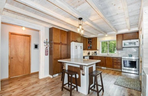 Bobcaygeon Cottage | Waterfront Beach House on Sturgeon Lake