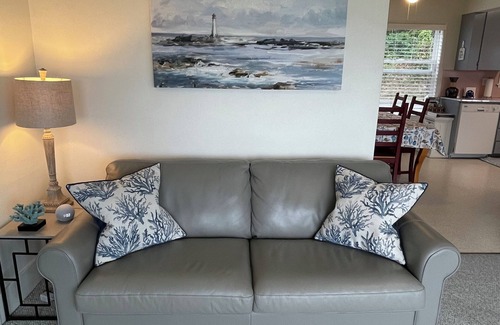 Clinton Cabin | WATERFRONT BEACH CABIN ON COLUMBIA BEACH DRIVE - MINUTES FROM THE FERRY!