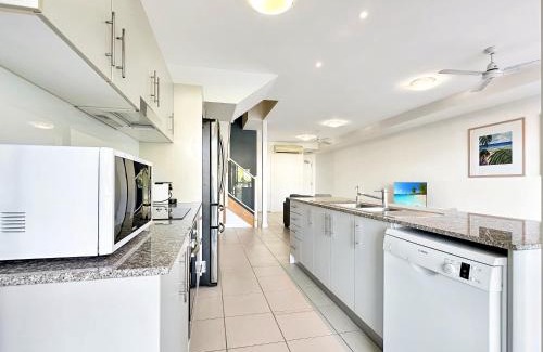 Nelly Bay Apartment | Waterfront 'Beachside' Apartment - Ocean View, Central location, Pool, Wifi, King bed, Deluxe Spa Ensuite