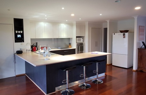 Broadbeach Waters House | ^ Waterfront ^ Broadbeach Accommodation - PET FRIENDLY