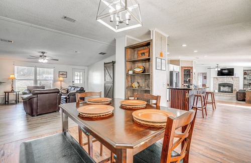 Negreet House | Waterfront ‘Buster's Place on Hickory’ w/Fire Pit
