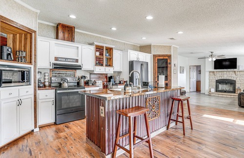Negreet House | Waterfront ‘Buster's Place on Hickory’ w/Fire Pit