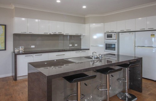 Lake Wangary House | Waterfront by name, waterfront by location - this is an Outstanding Coffin Bay Holiday Home