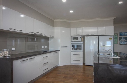 Lake Wangary House | Waterfront by name, waterfront by location - this is an Outstanding Coffin Bay Holiday Home