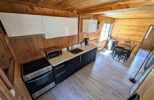 Algonquin Highlands Cottage | Waterfront New and Modern 3 bedroom cottage with WiFi and AC