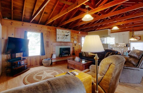 Freeport House | Waterfront Cabin On Bastrop Bayou With A Lighted Fishing Pier