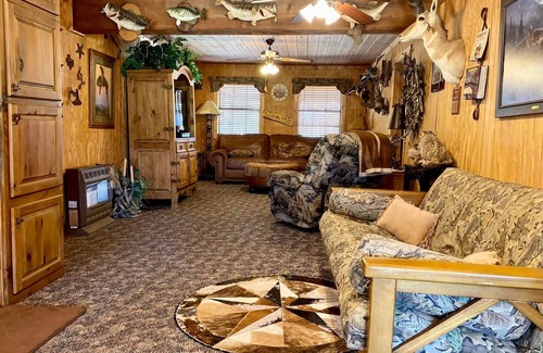 Yantis Cabin | Waterfront Cabin on Lake Fork with boathouse and boat ramp available for use