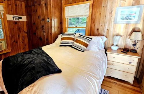 Belgrade House | Waterfront Cabin with Dock, Kayaks & Sunset Views on Great Pond in Belgrade, Maine