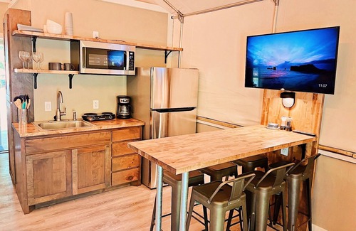 Seguin Cabin | Waterfront Cabin with Kayaking, Paddle boarding, Pool, Hot Tub & more! - SG1