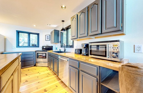 Conway House | Waterfront cabin with private beach, amazing lake views, firepit, deck, & grill