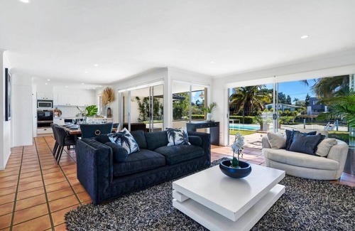 Surfers Paradise House | Waterfront Capri -Walk to cafes by Bnbbooking
