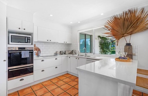 Surfers Paradise House | Waterfront Capri -Walk to cafes by Bnbbooking