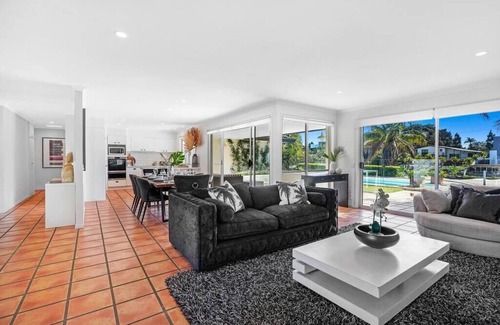 Surfers Paradise House | Waterfront Capri -Walk to cafes by Bnbbooking