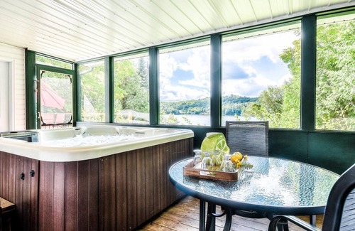 Labelle Ski Chalet | Waterfront Chalet on Lake Labelle with 3 Bedrooms, Hot Tub and Private Dock