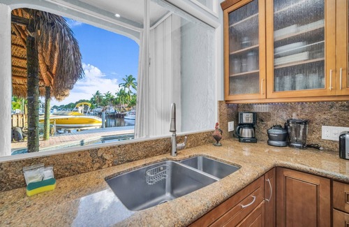 Snug Harbor House | Waterfront Charming 5min to Beach 3/2.5, BBQ, Pool