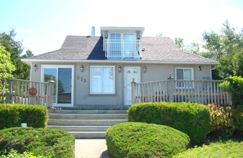 Sauble Beach Cottage | WATERFRONT! Charming Beach Front Cottage