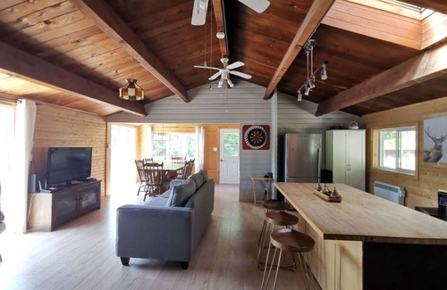 La Minerve Cottage | Waterfront charming 3-bedroom cottage at Lac Labelle with hot tub and WiFi