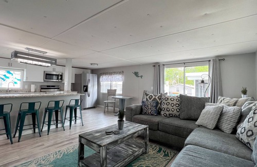 Weeki Wachee Gardens House | Waterfront-ClearKayaks-FishingPoles-ScreenBBQ-SUPs