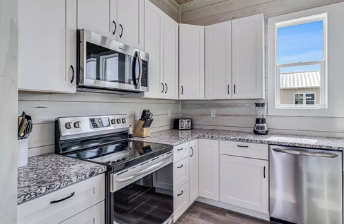 Fulton House | Waterfront,Community Pool,Personal Hottub,Walk to Bars, Restaurants and Pier