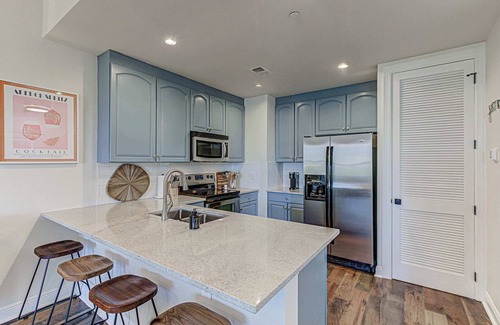Horseshoe Bay Condo | Waterfront Condo for 4 with Resort Pool & Lake View!