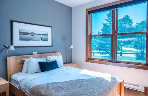 Lac Superieur Village House | Waterfront condo with magnificent view