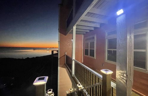 Ono Island House | Waterfront Coral by the Sea! Dolphins! Pets Ok!