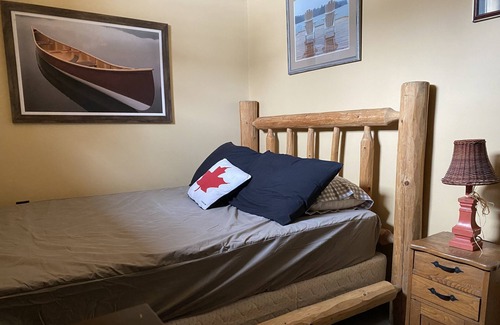 Janetville Cottage | Waterfront Cottage ! Sandy swimming area, games room & hot tub ! Unique charm !