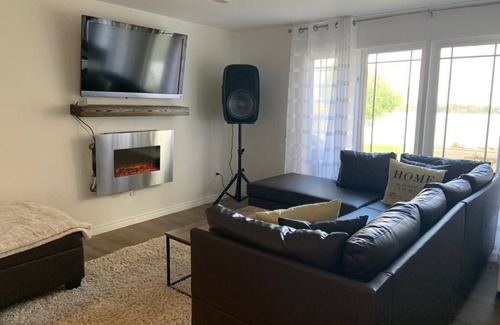 Valentia House | Waterfront Cottage on Lake Scugog by Kawartha Lakes, Little Britain