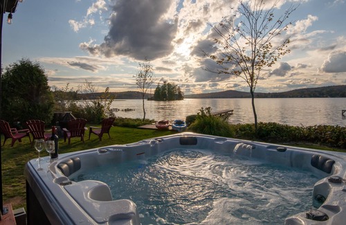 Sainte-Catherine-de-la-Jacques-Cartier Ski Chalet | Waterfront cottage, spa, kayaks and fire pit