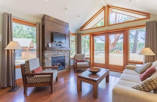 Mayne Island House | Waterfront Cottage - Mayne Island Resort