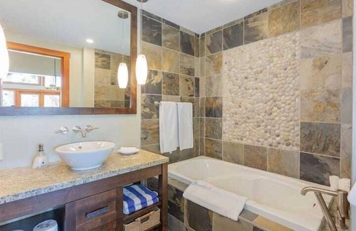 Mayne Island House | Waterfront Cottage - Mayne Island Resort