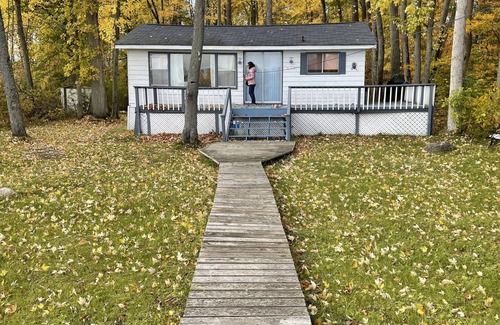 Hastings Cottage | Waterfront cottage, located in the Trent Severn Waterway, 90 min from Toronto