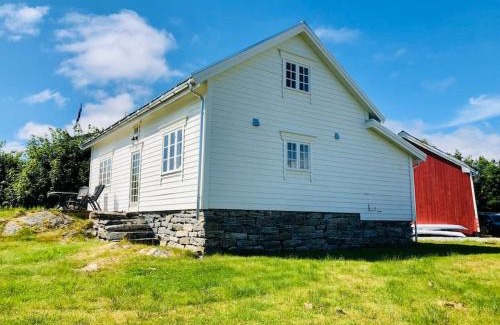 Alesund House | Waterfront Cottage (Fishing Opportunities!)