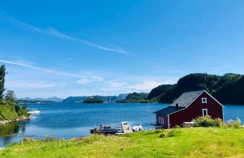 Alesund House | Waterfront Cottage (Fishing Opportunities!)