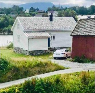 Alesund House | Waterfront Cottage (Fishing Opportunities!)