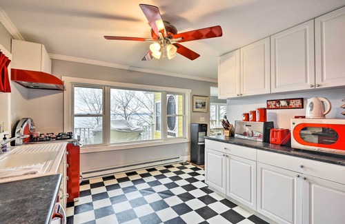Clayton Cottage | Waterfront Cottage on Sawmill Bay w/Deck!