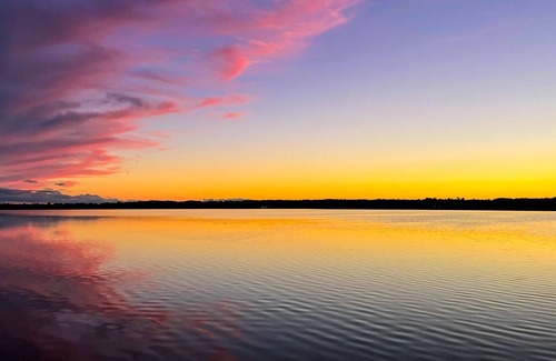 Kirkfield House | Waterfront Cottage with Stunning Sunsets & Hot Tub