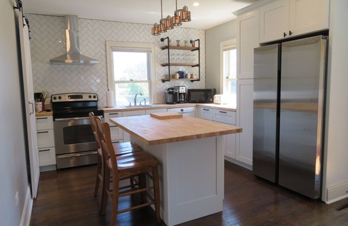 Waterford House | Waterfront Cottage within walking distance to the Beach. A dog-friendly property