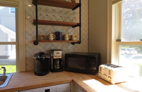 Waterford House | Waterfront Cottage within walking distance to the Beach. A dog-friendly property