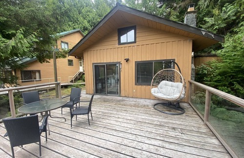 Bamfield Cabin | Waterfront cozy cabin vacation home with dock