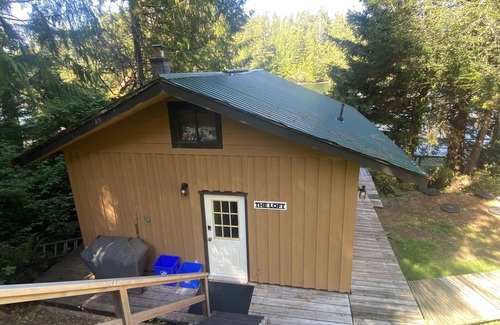 Bamfield Cabin | Waterfront cozy cabin vacation home with dock