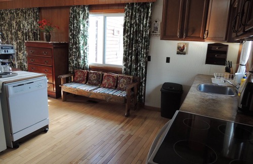 Grey Highlands Cottage | Waterfront cozy cottage on private trout lake