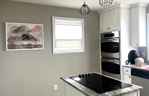 Shirley House | Waterfront designer retreat | Stunning Sunsets! 5 minutes to the beach!