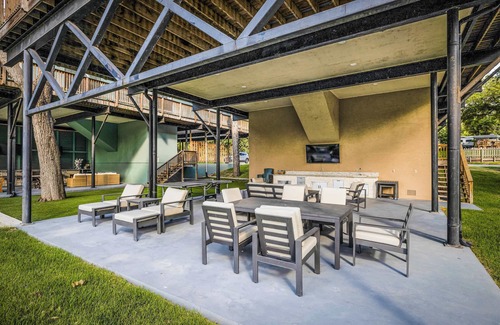 McQueeney House | Waterfront | Dock Access | Fire Pit | Sleeps 12!