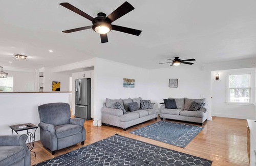 Ridgeway House | Waterfront Dock Dog Friendly Kayaks Grill