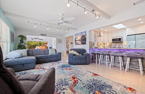 Anona House | Waterfront Escape ~ 8 min to Indian Rocks Beach ~ Dolphin & Manatee Sightings