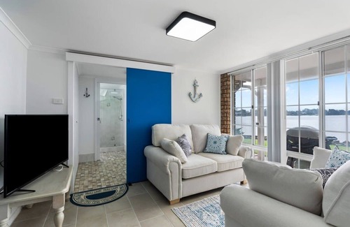 Gorokan House | Waterfront Escape,Kayaks,Home Theatre