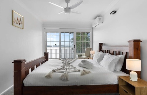 Gorokan House | Waterfront Escape,Kayaks,Home Theatre