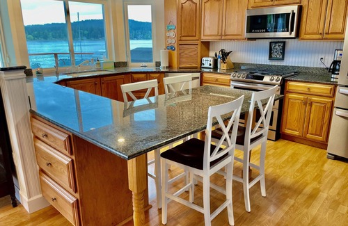 Keyport Apartment | Waterfront escape with amazing views